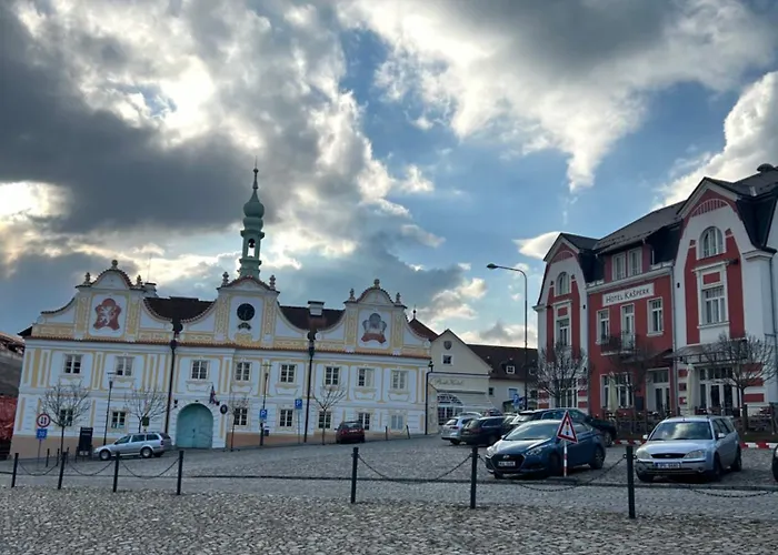 Se Slunnou Teraskou V Kasperkach Lägenhet *